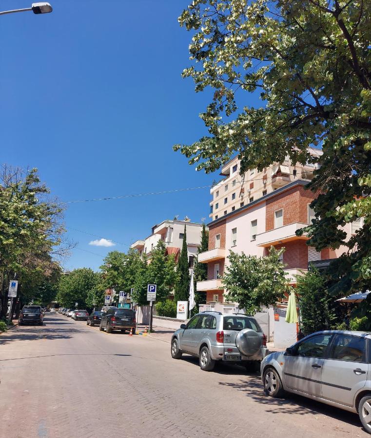 Spacious Family-Friendly Apartment In The Heart Of Bllok Τίρανα Εξωτερικό φωτογραφία